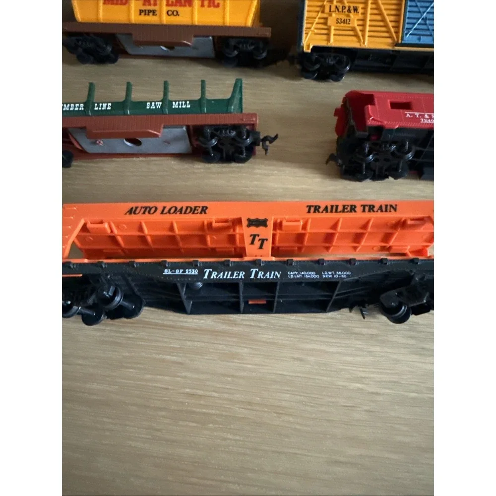 Lot Of 5 HO Train Cars (Auto loader, Laramie, Timber Saw Mill, Pipe Co.)